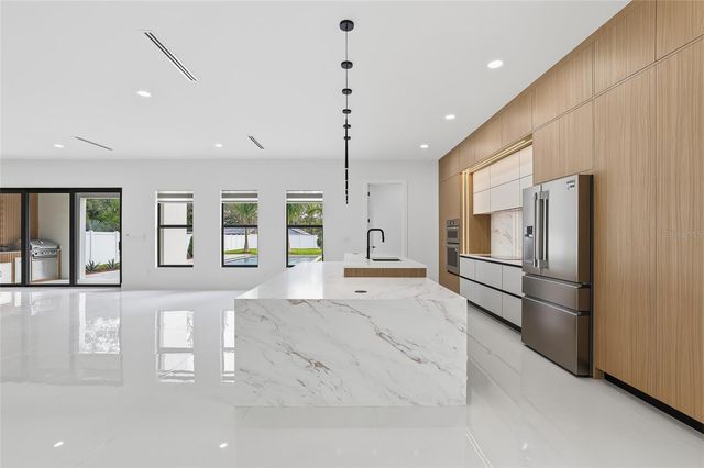 6907 N BOULEVARD, Tampa, FL 33604