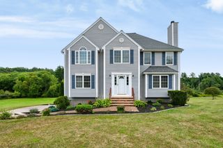 4 Day Break Dr, Plaistow, NH 03865