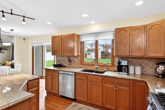 3494 Parkwood Common, Hamburg, NY 14075