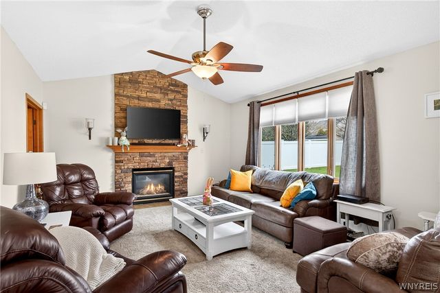 3494 Parkwood Common, Hamburg, NY 14075