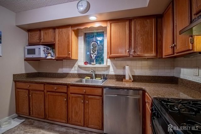 16 Nicholas Court, Spotswood, NJ 08884