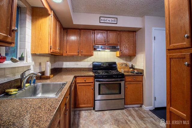 16 Nicholas Court, Spotswood, NJ 08884