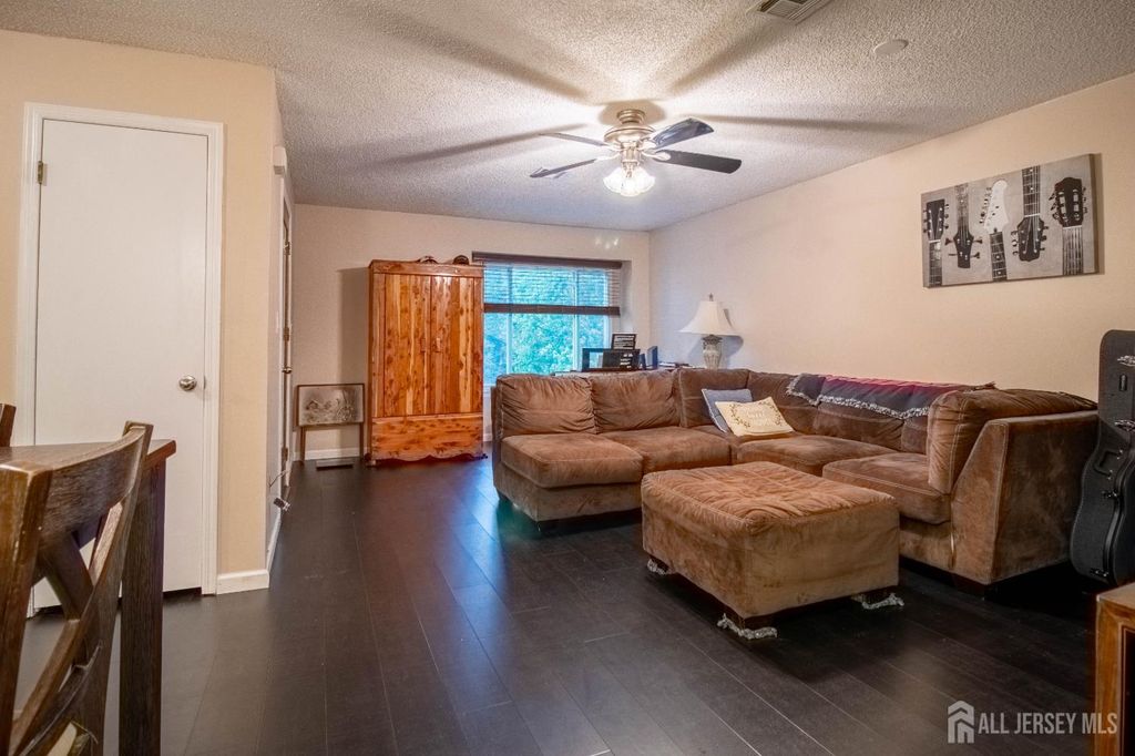 16 Nicholas Court, Spotswood, NJ 08884