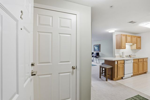 10 Vista Ridge Dr Unit 2, Londonderry, NH 03053