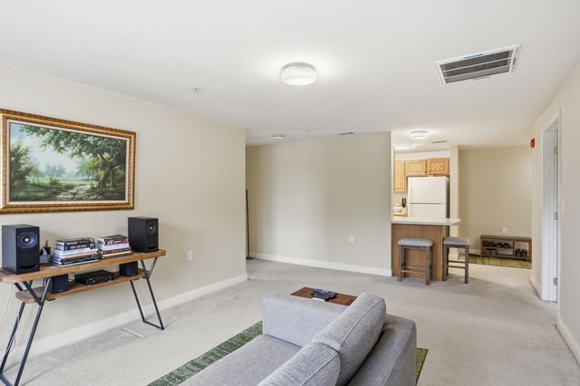 10 Vista Ridge Dr Unit 2, Londonderry, NH 03053