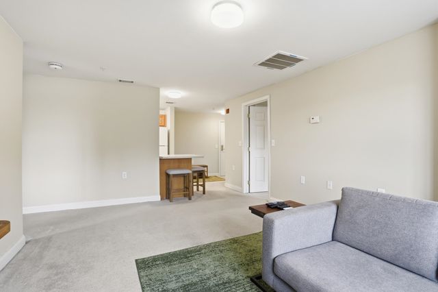 10 Vista Ridge Dr Unit 2, Londonderry, NH 03053