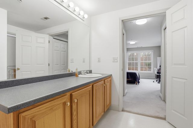 10 Vista Ridge Dr Unit 2, Londonderry, NH 03053