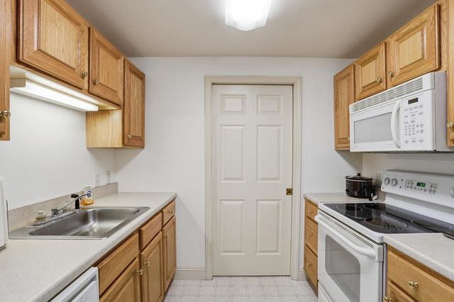 10 Vista Ridge Dr Unit 2, Londonderry, NH 03053