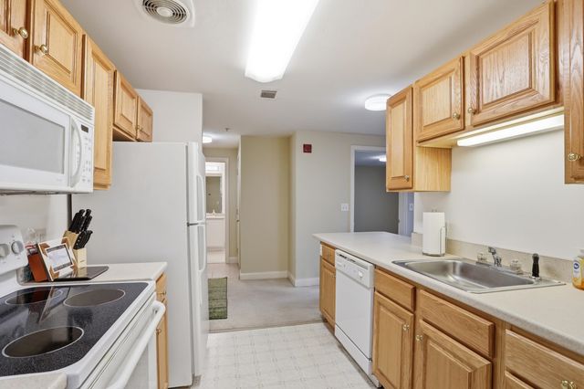 10 Vista Ridge Dr Unit 2, Londonderry, NH 03053