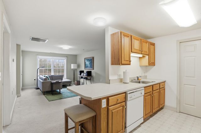 10 Vista Ridge Dr Unit 2, Londonderry, NH 03053