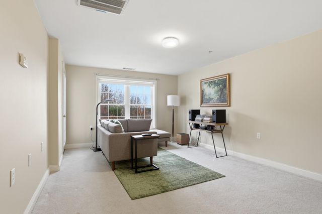 10 Vista Ridge Dr Unit 2, Londonderry, NH 03053