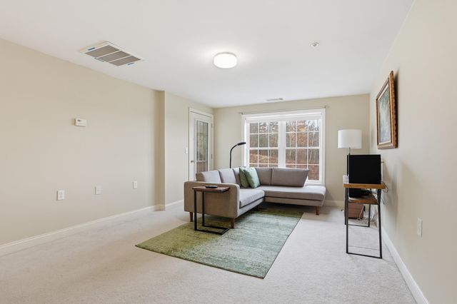 10 Vista Ridge Dr Unit 2, Londonderry, NH 03053