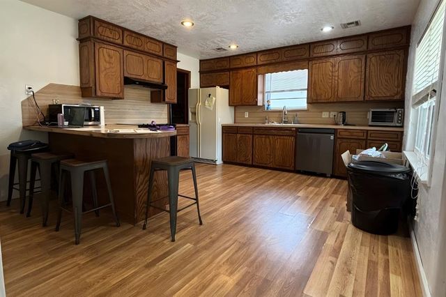 207 E Juniper Lane, Mustang, OK 73064