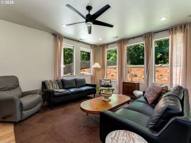 108 LILY Ln, Castle Rock, WA 98611