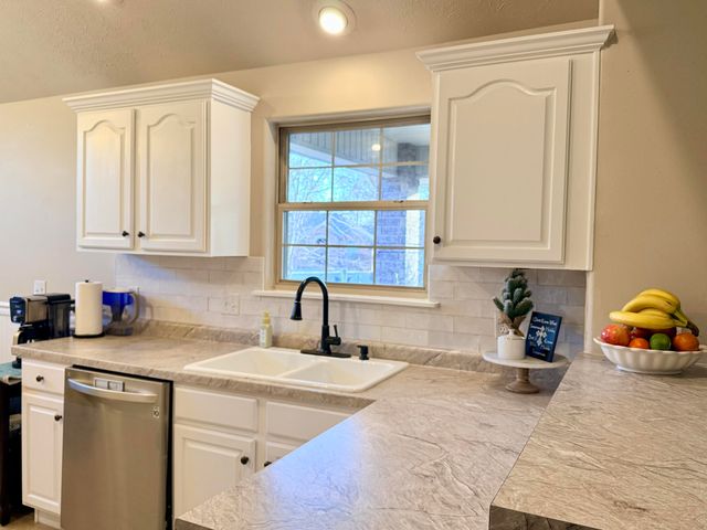 3249 S Creekside Drive S, Springfield, MO 65807