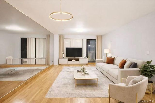 87-14 57TH Road 3B, Elmhurst, NY 11373