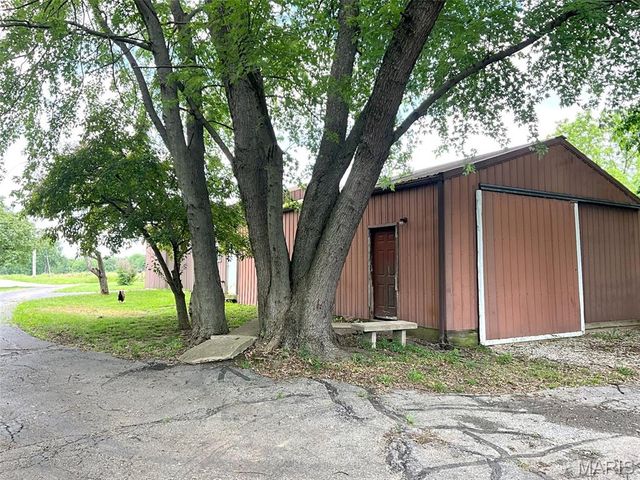 882 Plant School Avenue, Greenville, IL 62246