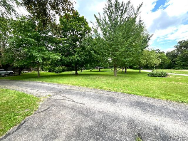 882 Plant School Avenue, Greenville, IL 62246