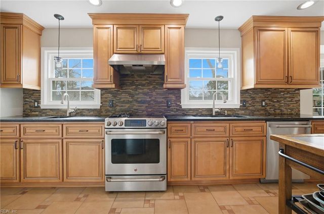 208 Shifting Log DR, Hampton, VA 23669