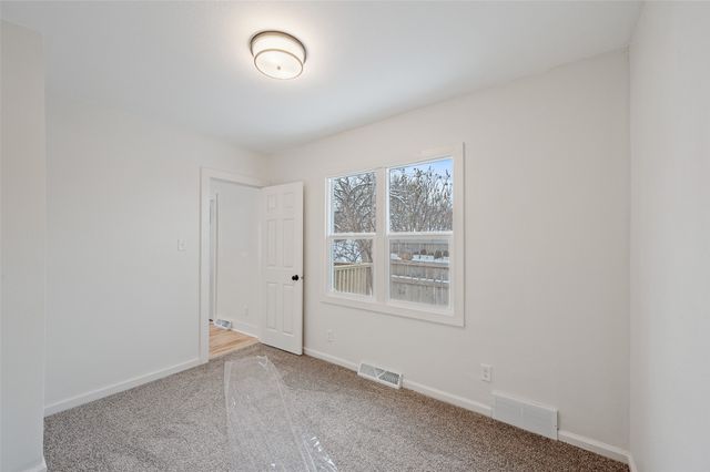 39 Hillside Avenue, Des Moines, IA 50315