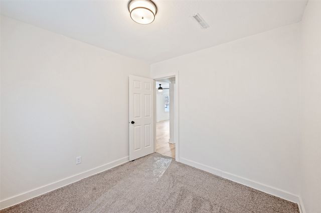 39 Hillside Avenue, Des Moines, IA 50315