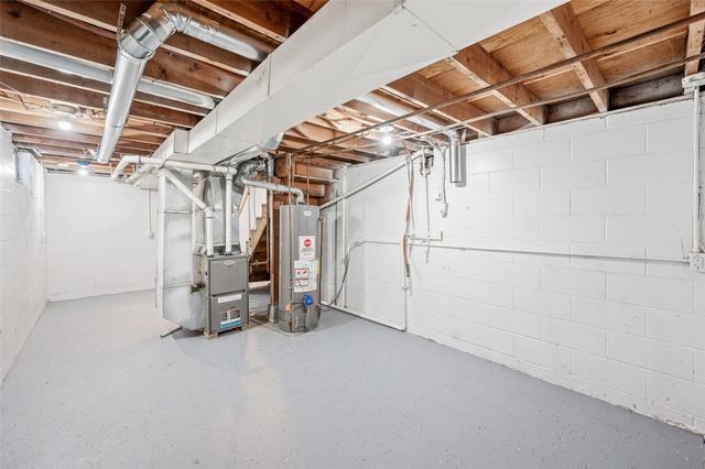 39 Hillside Avenue, Des Moines, IA 50315