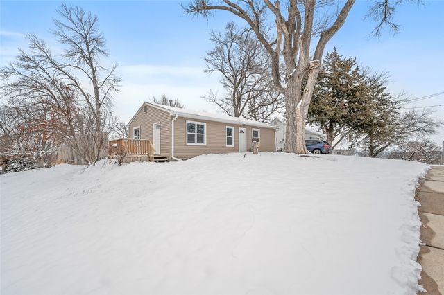 39 Hillside Avenue, Des Moines, IA 50315
