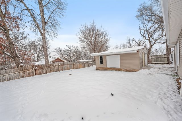 39 Hillside Avenue, Des Moines, IA 50315