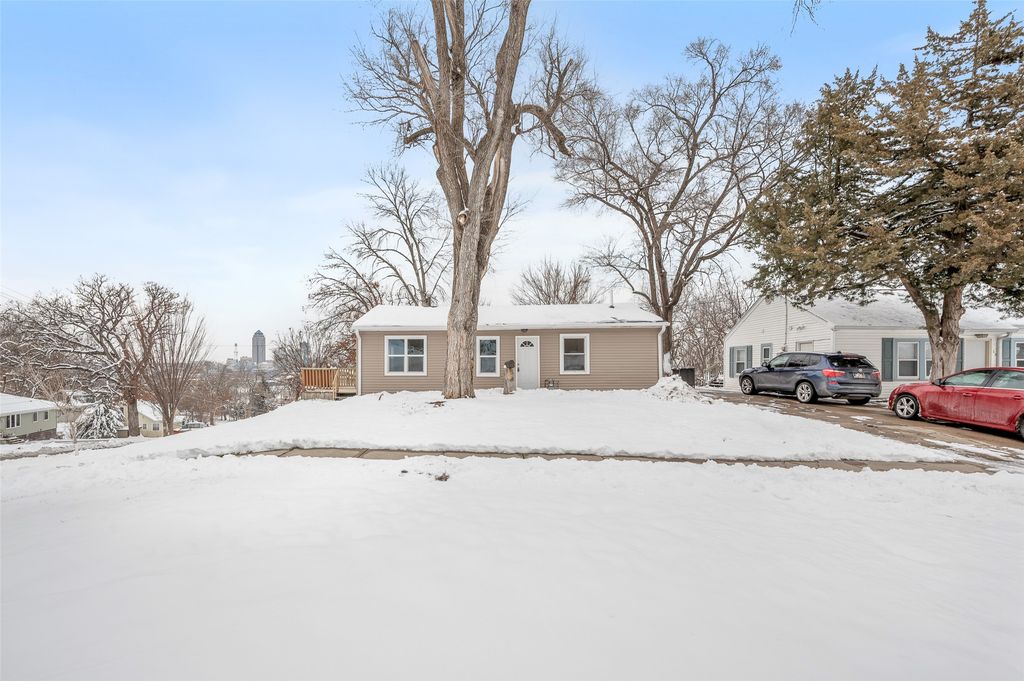 39 Hillside Avenue, Des Moines, IA 50315