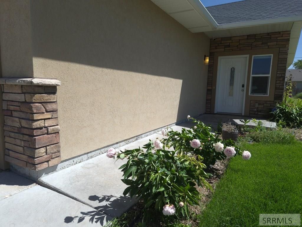 Image 2 of property listing at 2103 Fort Hall Avenue, American Falls, ID 83211