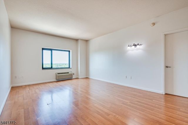 1 Carriage City Plz 1220, Rahway City, NJ 07065