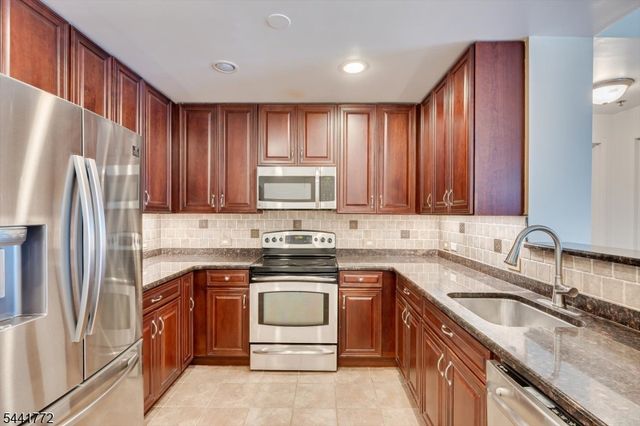 1 Carriage City Plz 1220, Rahway City, NJ 07065