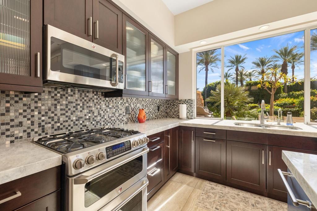 Image 19 of property listing at 435 Falcon View Circle, Palm Desert, CA 92211