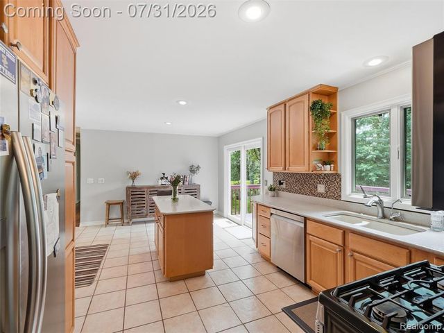138 Aintree Road, Rochester, MI 48306