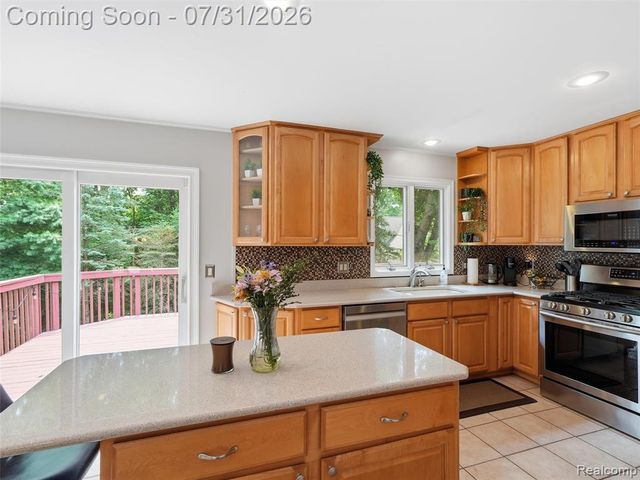 138 Aintree Road, Rochester, MI 48306