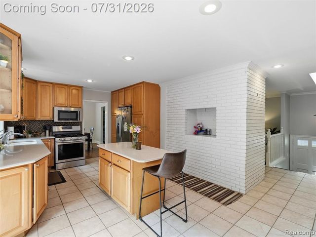 138 Aintree Road, Rochester, MI 48306
