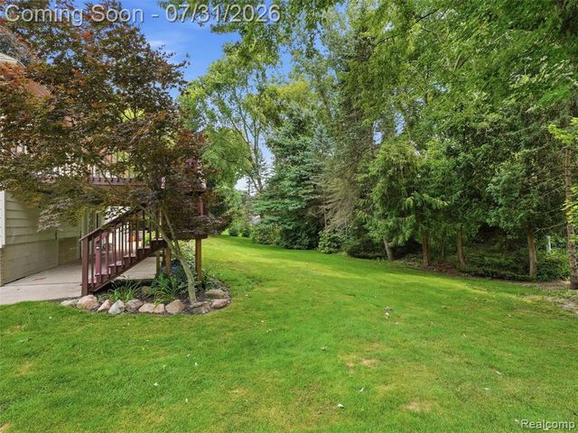 138 Aintree Road, Rochester, MI 48306