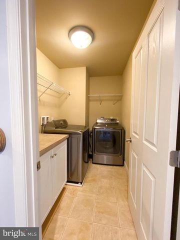 936 WETHERBURN DR, York, PA 17404