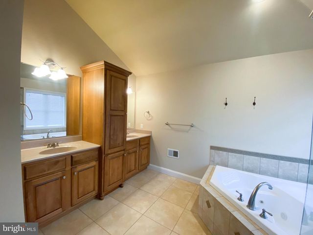 936 WETHERBURN DR, York, PA 17404