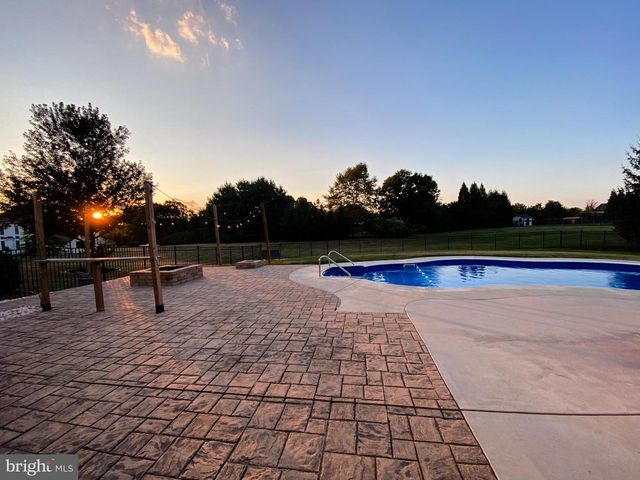 936 WETHERBURN DR, York, PA 17404