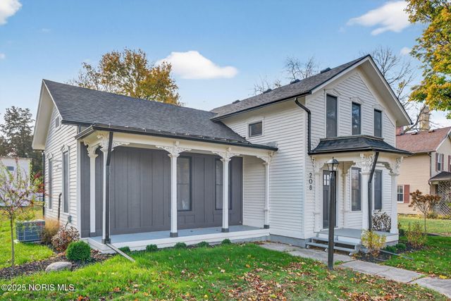 208 E Indiana Avenue, Perrysburg, OH 43551