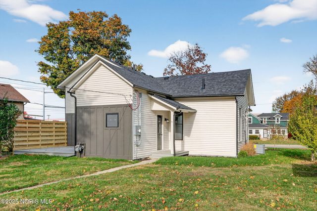 208 E Indiana Avenue, Perrysburg, OH 43551