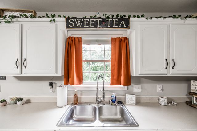 1041 Red Apple Ct, Clarksville, TN 37040