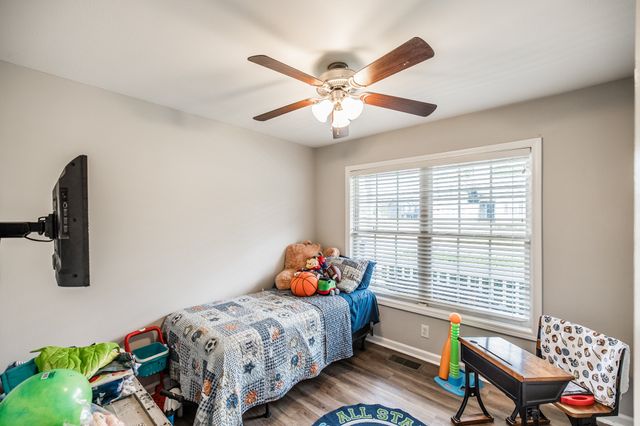 1041 Red Apple Ct, Clarksville, TN 37040