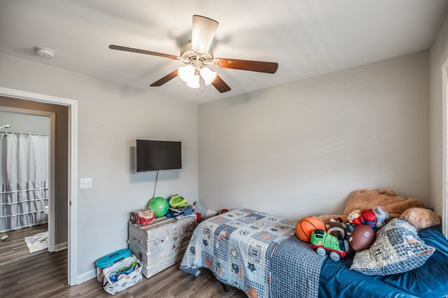 1041 Red Apple Ct, Clarksville, TN 37040