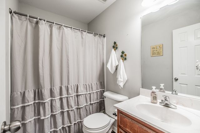 1041 Red Apple Ct, Clarksville, TN 37040