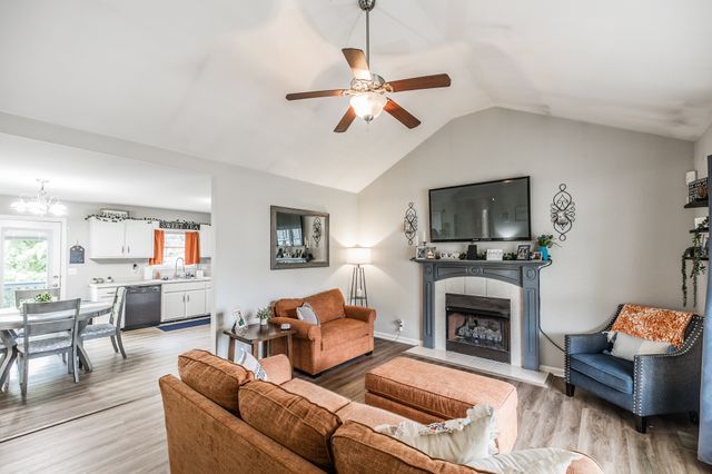 1041 Red Apple Ct, Clarksville, TN 37040