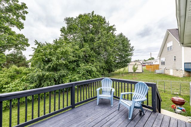 1041 Red Apple Ct, Clarksville, TN 37040