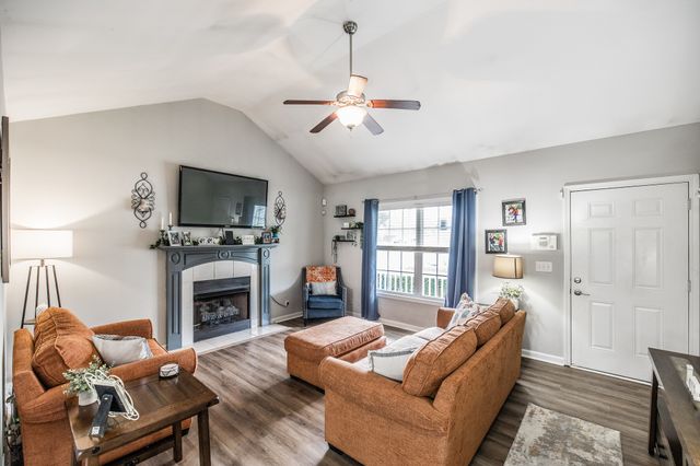 1041 Red Apple Ct, Clarksville, TN 37040