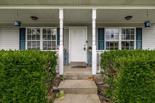 1041 Red Apple Ct, Clarksville, TN 37040